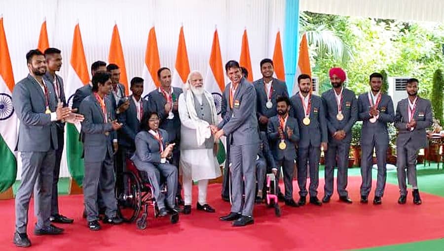 ಪ್ಯಾರಾಲಿಂಪಿಕ್ಸ್ ಸಾಧಕರಿಗೆ ಪ್ರಧಾನಿ ಮೋದಿ ಸನ್ಮಾನ: ಎಲ್ಲಾ ಅಥ್ಲೀಟ್ ಗಳು ಸಹಿ ಮಾಡಿದ ಶಾಲು ಉಡುಗೊರೆ!
