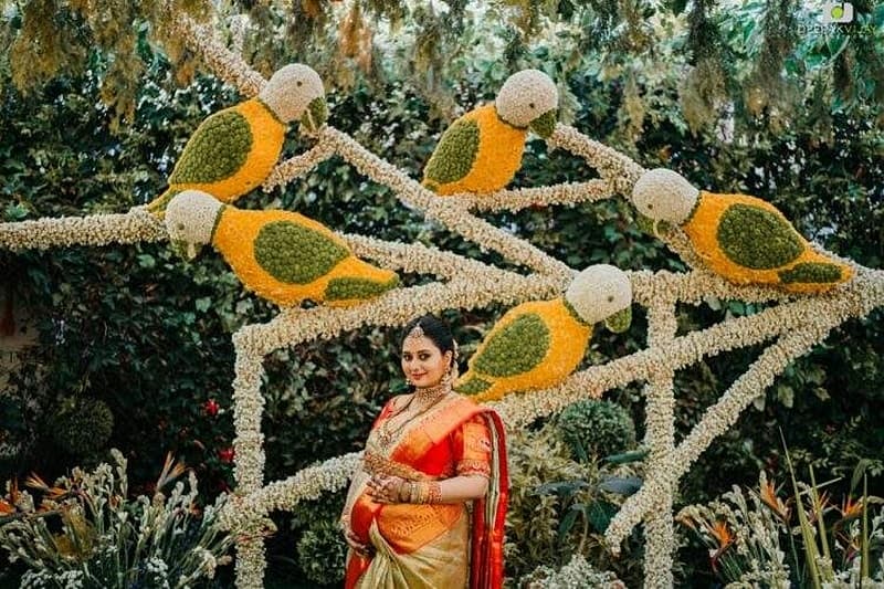 ವೇದಿಕೆಯಲ್ಲಿ ಹಸಿರು ಮತ್ತು ಕೇಸರಿ ಬಣ್ಣದ ಗಿಣಿಗಳ ವಿನ್ಯಾಸ ಮಾಡಿದ್ದು ಬಹಳ ಸುಂದರವಾಗಿ ಕಾಣುತ್ತಿದೆ. (ಫೋಟೋ ಕೃಪೆ-ಅಮೂಲ್ಯ ಫೇಸ್ ಬುಕ್ ಪೇಜ್)