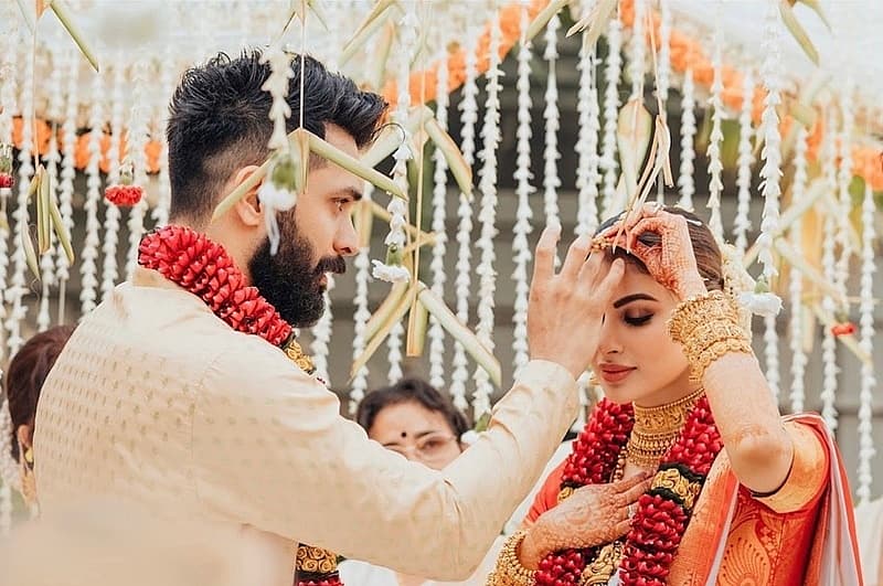 ಮೌನಿರಾಯ್ ಹಾಗೂ ಬಹುಕಾಲದ ಗೆಳೆಯ ಸೂರಜ್ ನಂಬಿಯಾರ್ ಅವರು ಮಲಯಾಳಿ ಸಂಪ್ರದಾಯದ ಪ್ರಕಾರ ವಿವಾಹವಾಗಿದ್ದಾರೆ. ಇದಾದ ನಂತರ ಸಂಜೆ ಬೆಂಗಾಲಿ ಮದುವೆ ನಡೆಯಲಿದೆ.