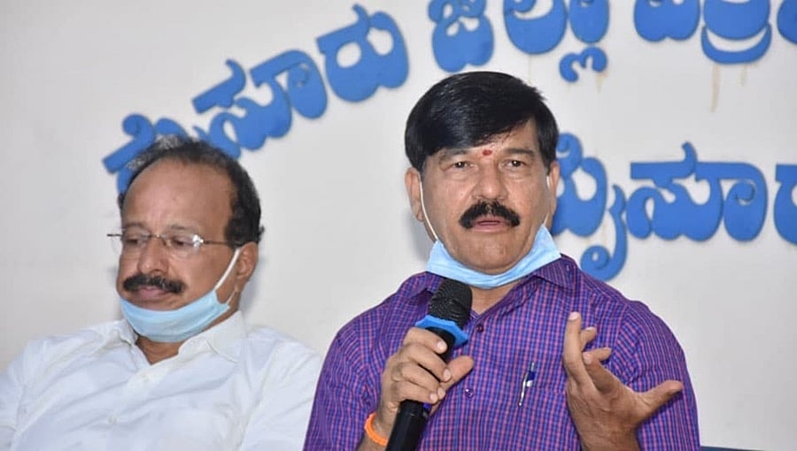 ಮೈಸೂರಿನಲ್ಲೂ ಬಂಡಾಯದ ಬಿಸಿ: 30 ವರ್ಷ ಇದ್ದ ತಾಯಿ ಮನೆಯಿಂದ ಓಡಿಸಿದ್ದಾರೆ; ರಾಮದಾಸ್