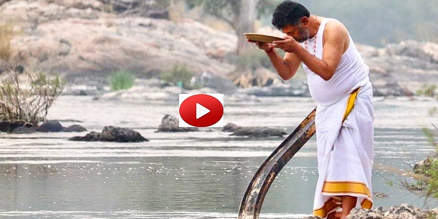 ಮೇಕೆದಾಟು ಪಾದಯಾತ್ರೆಗೆ ಚಾಲನೆಗೂ ಮುನ್ನ ಕಾವೇರಿ ನದಿಗೆ ಪೂಜೆ ಸಲ್ಲಿಸಿದ ಡಿ.ಕೆ ಶಿವಕುಮಾರ್