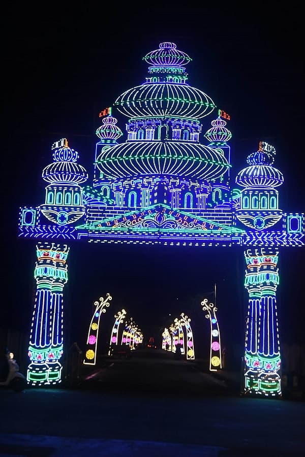 ದೀಪಾಲಂಕೃತ ರಸ್ತೆ