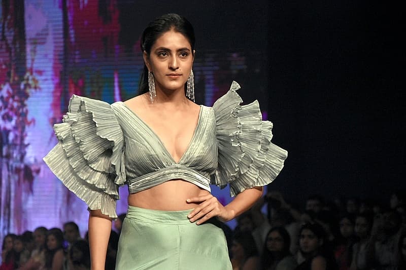 ಆಕರ್ಷಕ ವಸ್ತ್ರ ಧರಿಸಿ ರ್ಯಾಂಪ್ ವಾಕ್ ಮಾಡಿದ ಮಾಡೆಲ್