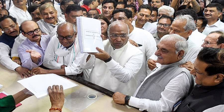 ಕಾಂಗ್ರೆಸ್ ನೂತನ ಅಧ್ಯಕ್ಷರು ಗಾಂಧಿ ಕುಟುಂಬದ ಕೈಗೊಂಬೆಯಾಗ್ತಾರೆ: ಬಿಜೆಪಿ