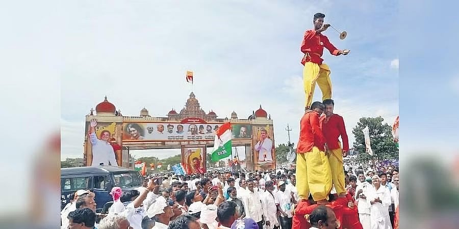 'ಭಾರತ್ ಜೋಡೋ ಯಾತ್ರೆ': ಧ್ವಜ ನೆಟ್ಟಿದ್ದ ಕಬ್ಬಿಣದ ಕಂಬಿ ಕಿತ್ತು - ಹಣ್ಣು, ನೀರಿನ ಬಾಟಲ್ ದೋಚಿ ಜನರು ಪರಾರಿ!