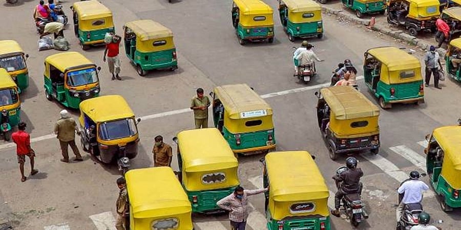 ಬೆಂಗಳೂರು: ಉಬರ್, ಓಲಾ ಆಟೋ ಚಾಲಕರಿಂದ ಆರ್ ಟಿ ಒ ಕಚೇರಿಗೆ ಮುತ್ತಿಗೆ, ಪ್ರತಿಭಟನೆ