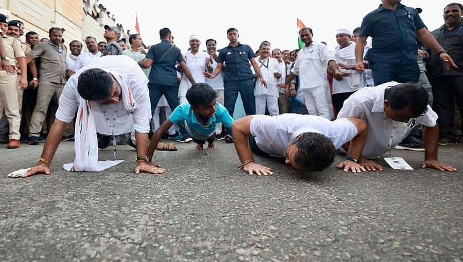 ಭಾರತ್ ಜೋಡೋ ಯಾತ್ರೆ: ರಸ್ತೆಯಲ್ಲಿ ರಾಹುಲ್ ಗಾಂಧಿ ಪುಷ್ ಅಪ್, ಡಿಕೆ ಶಿವಕುಮಾರ್ ಸಾಥ್!