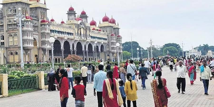 ವಿಶ್ವ ಪ್ರಸಿದ್ಧ ದಸರಾ ವೇಳೆ ಮೈಸೂರು ಅರಮನೆಗೆ 2 ಲಕ್ಷ ಪ್ರವಾಸಿಗರ ಭೇಟಿ!