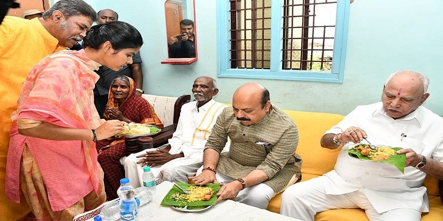 ವಿಜಯನಗರ ಜಿಲ್ಲೆಯ ಹೊಸಪೇಟೆಯಲ್ಲಿ ಬಿಜೆಪಿ ಜನಸಂಕಲ್ಪ ಯಾತ್ರೆ: ದಲಿತರ ಮನೆಯಲ್ಲಿ ಉಪಹಾರ ಸೇವಿಸಿದ ಸಿಎಂ, ಮಾಜಿ ಸಿಎಂ