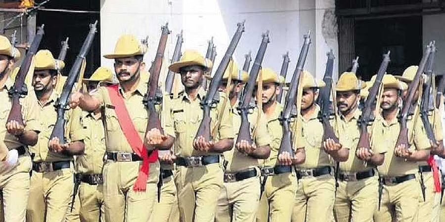 ಸಿವಿಲ್ ಪೊಲೀಸ್ ಪೇದೆಯ 1137 ಹುದ್ದೆಗಳ ನೇಮಕಾತಿಗೆ ಅರ್ಜಿ ಆಹ್ವಾನ; ತೃತೀಯ ಲಿಂಗಿಗಳಿಗೂ ಅವಕಾಶ; ಆನ್ ಲೈನ್ ನಲ್ಲೂ ಸಲ್ಲಿಸಬಹುದು!