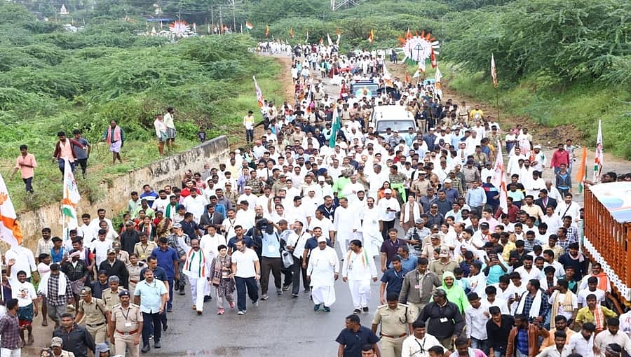 ಗಣಿ ಜಿಲ್ಲೆಯತ್ತ ಹೊರಟ 'ಕೈ' ಪಡೆ: ಭಾರತ್ ಜೋಡೋ ಯಾತ್ರೆ ಸ್ವಾಗತಿಸಲು ಬಳ್ಳಾರಿ ಕಾಂಗ್ರೆಸ್ ಸಜ್ಜು
