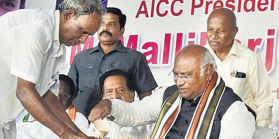 137 ವರ್ಷಗಳಲ್ಲಿ 5ನೇ ಬಾರಿ ಎಐಸಿಸಿ ಚುನಾವಣೆ: ಕರ್ನಾಟಕ, ರಾಜಸ್ಥಾನ ಬಿಟ್ಟು ಉಳಿದ ರಾಜ್ಯಗಳಲ್ಲಿ ಖರ್ಗೆ ಪ್ರವಾಸ!