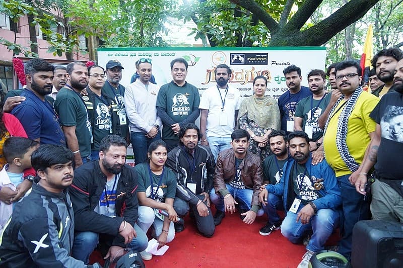 ಗಂಧದ ಗುಡಿ ಸಿನಿಮಾದ ಟೀಸರ್ ಬಿಡುಗಡೆಗೆ ಪ್ರಧಾನಿ ನರೇಂದ್ರ ಮೋದಿ ಅವರು ಕೂಡ ಟ್ವಿಟರ್ ಮೂಲಕ ಶುಭ ಹಾರೈಸಿದ್ದಾರೆ. ಈ ಸಿನಿಮಾ ಕನ್ನಡ ನಾಡಿನ ನಿಸರ್ಗ ವೈಭವವನ್ನು ಸೆರೆ ಹಿಡಿದಿದೆ ಎಂದು ಅವರು ಬಣ್ಣಿಸಿದರು.