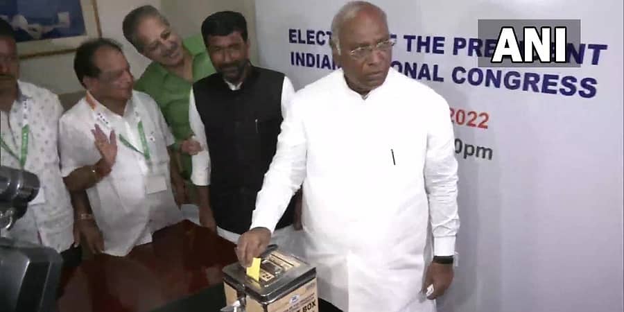 ಕಾಂಗ್ರೆಸ್ ಅಧ್ಯಕ್ಷೀಯ ಚುನಾವಣೆ 2022: ಎಐಸಿಸಿ ಕಚೇರಿಯಲ್ಲಿ ಮತದಾನ ಆರಂಭ, ಖರ್ಗೆ-ತರೂರ್ ನಡುವೆ ಪೈಪೋಟಿ