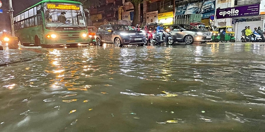 ಬೆಂಗಳೂರಿನ ಹಲವೆಡೆ ಧಾರಾಕಾರ ಮಳೆ: ವಾಹನ ಸವಾರರ ಪರದಾಟ
