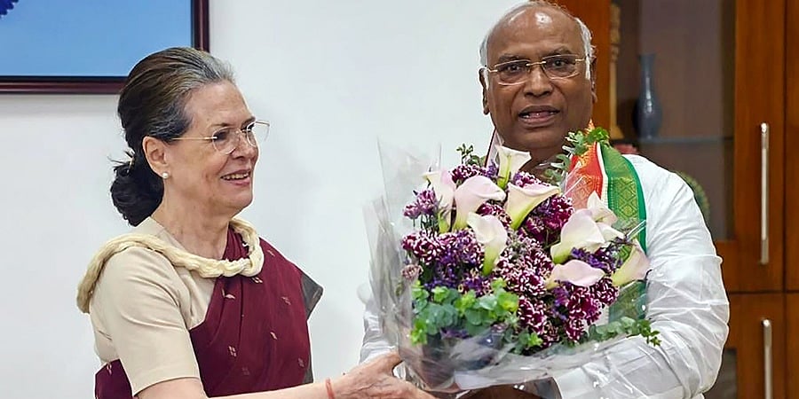 ಕಾಂಗ್ರೆಸ್ ನೂತನ ಅಧ್ಯಕ್ಷ ಮಲ್ಲಿಕಾರ್ಜುನ ಖರ್ಗೆ ನಿವಾಸಕ್ಕೆ ಆಗಮಿಸಿ, ಅಭಿನಂದಿಸಿದ ಸೋನಿಯಾ ಗಾಂಧಿ
