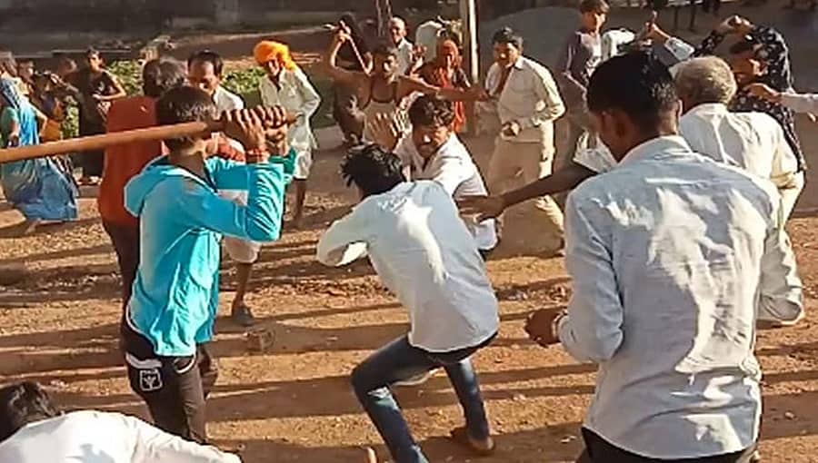 ಮಧ್ಯಪ್ರದೇಶ: ನವರಾತ್ರಿ ಆಚರಣೆ ವೇಳೆ ದೊಣ್ಣೆ ಹಿಡಿದು ಎರಡು ಸಮುದಾಯಗಳಿಂದ ಭಾರೀ ಹೊಡೆದಾಟ!
