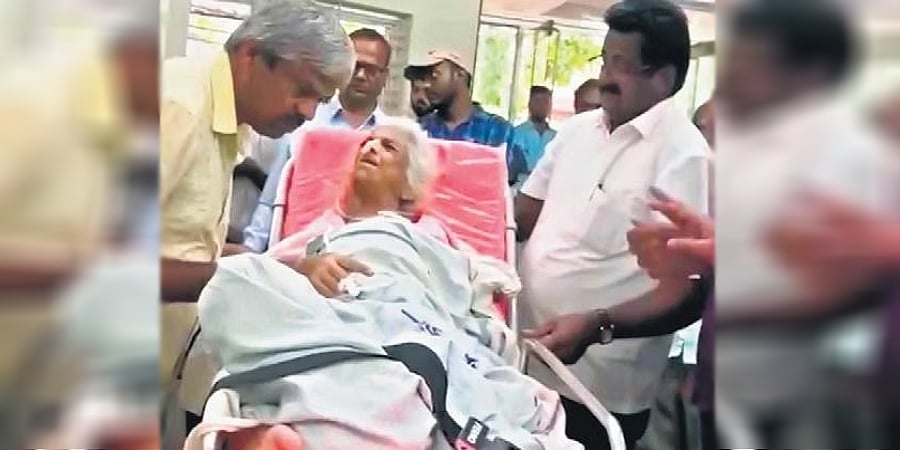 ಬೆಳಗಾವಿ: ನಿರಾಕರಿಸಿದ ಅಧಿಕಾರಿಗಳು, ಸ್ಟ್ರೆಚರ್ನಲ್ಲಿ ಸಬ್ ರಿಜಿಸ್ಟ್ರಾರ್ ಕಚೇರಿಗೆ ಬಂದ 79 ವರ್ಷದ ವೃದ್ಧೆ