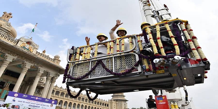 90 ಮೀಟರ್ ಏರಿಯಲ್ ಪ್ಲಾಟ್ಫಾರ್ಮ್ ಲ್ಯಾಡರ್ ಲೋಕಾರ್ಪಣೆ: ಅಗ್ನಿ ಶಾಮಕ ಇಲಾಖೆಗೆ ಸಿಎಂ ಬೊಮ್ಮಾಯಿ ಹಸ್ತಾಂತರ