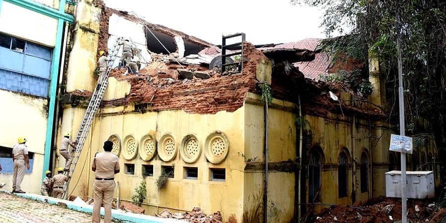 ಭಾರೀ ಮಳೆ: ಕುಸಿದ ಮೈಸೂರು ಮಹಾರಾಣಿ ವಿಜ್ಞಾನ ಕಾಲೇಜು ಕಟ್ಟಡ, ಕೂದಲೆಳೆ ಅಂತರದಲ್ಲಿ ಅಧ್ಯಾಪಕರು ಪಾರು!