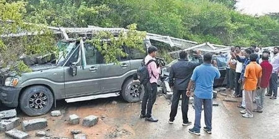 ಭಾರೀ ಮಳೆ: ಕಾಂಪೌಂಡ್ ಕುಸಿತಕ್ಕೆ ವಾಹನಗಳು ಜಖಂ, ಪರಿಹಾರ ಭರವಸೆ ನೀಡಿದ 'ನಮ್ಮ ಮೆಟ್ರೋ'