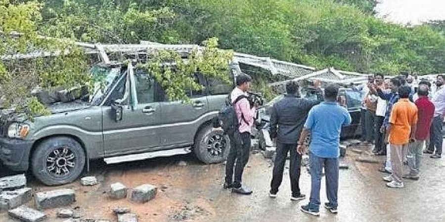 ಭಾರೀ ಮಳೆ: ಕಾಂಪೌಂಡ್ ಕುಸಿತಕ್ಕೆ ವಾಹನಗಳು ಜಖಂ, ಪರಿಹಾರ ಭರವಸೆ ನೀಡಿದ 'ನಮ್ಮ ಮೆಟ್ರೋ'