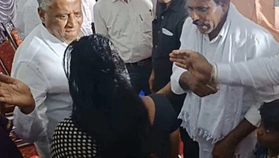 ಚಾಮರಾಜನಗರ: ಸಮಸ್ಯೆ ಹೇಳಿಕೊಳ್ಳಲು ಬಂದ ಮಹಿಳೆಗೆ ಸಚಿವ ಸೋಮಣ್ಣ ಕಪಾಳಮೋಕ್ಷ