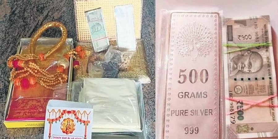 ದೀಪಾವಳಿ ಹಿನ್ನೆಲೆ ಚುನಾಯಿತ ಸದಸ್ಯರಿಗೆ ದುಬಾರಿ ಗಿಫ್ಟ್ ನೀಡಿದ ಸಚಿವ ಆನಂದ್ ಸಿಂಗ್: ವಿವಾದ ಸೃಷ್ಟಿ