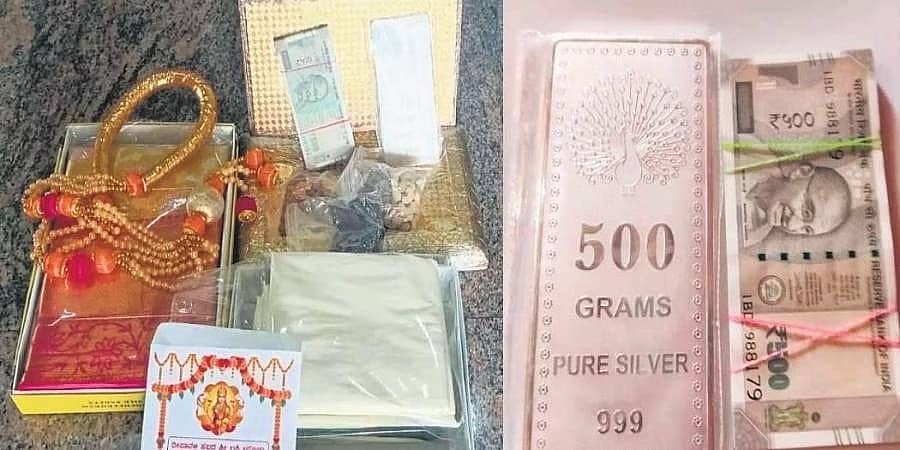 ದೀಪಾವಳಿ ಹಿನ್ನೆಲೆ ಚುನಾಯಿತ ಸದಸ್ಯರಿಗೆ ದುಬಾರಿ ಗಿಫ್ಟ್ ನೀಡಿದ ಸಚಿವ ಆನಂದ್ ಸಿಂಗ್: ವಿವಾದ ಸೃಷ್ಟಿ
