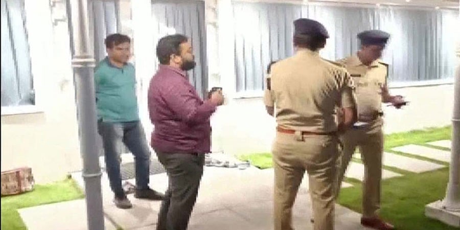 ತೆಲಂಗಾಣದಲ್ಲಿ ಟಿಆರ್ ಎಸ್ ಶಾಸಕರ ಖರೀದಿ ಯತ್ನ ವಿಫಲ: ನೋಟುಗಳ ಕಂತೆ ಸಮೇತ ನಾಲ್ವರ ಬಂಧನ!