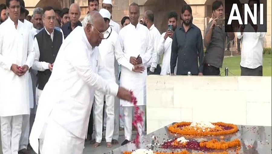 ರಾಜ್'ಘಾಟ್'ನಲ್ಲಿ ಮಹಾತ್ಮ ಗಾಂಧಿಗೆ ಎಐಸಿಸಿ ನೂತನ ಅಧ್ಯಕ್ಷ ಮಲ್ಲಿಕಾರ್ಜುನ ಖರ್ಗೆ ನಮನ