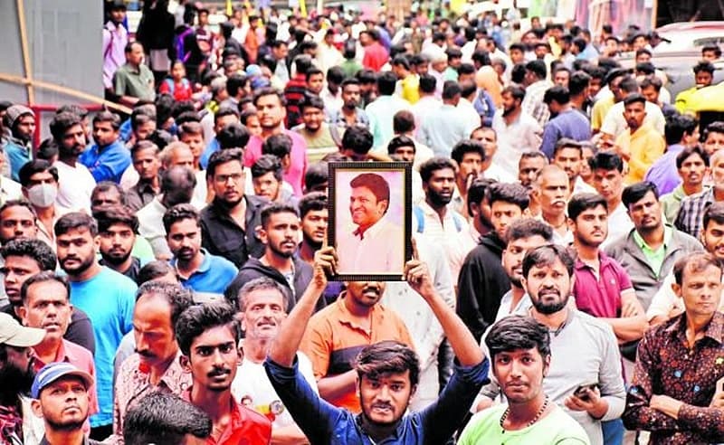ಸಮಾಧಿ ಇರುವ ಸ್ಥಳಕ್ಕೆ ಹರಿದು ಬಂದ ಜನಸಾಗರದ ಮಧ್ಯೆ ಮಿನುಗುತ್ತಿರುವ ಪುನೀತ್ ರಾಜ್ ಕುಮಾರ್ ಫೋಟೋ