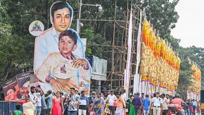 ಕಂಠೀರವ ಸ್ಟುಡಿಯೋ ಬಳಿ ತಂದೆ ಡಾ. ರಾಜ್ ಕುಮಾರ್ ಅವರೊಂದಿಗೆ ಲೋಹಿತ್ ಅವರ ಕಟೌಟ್