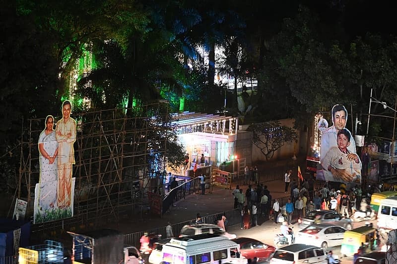 ತಂದೆ ಡಾ. ರಾಜ್ ಕುಮಾರ್ , ತಾಯಿ ಡಾ. ಪಾರ್ವತಮ್ಮ ರಾಜ್ ಕುಮಾರ್ ಅವರೊಂದಿಗೆ ಇರುವ ಪ್ರೀತಿಯ ಮಗ ಪುನೀತ್ ರಾಜ್  ಕುಮಾರ್