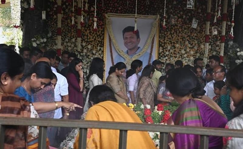 ಕಂಠೀರವ ಸ್ಟುಡಿಯೋದಲ್ಲಿರುವ ಪುನೀತ್ ರಾಜ್ ಕುಮಾರ್   ಸಮಾಧಿಗೆ ಅವರ ಕುಟುಂಬಸ್ಥರು ಹಾಗೂ ಅಭಿಮಾನಿಗಳು ಪೂಜೆ ಸಲ್ಲಿಸಿ, ಸ್ಮರಿಸಿದರು.