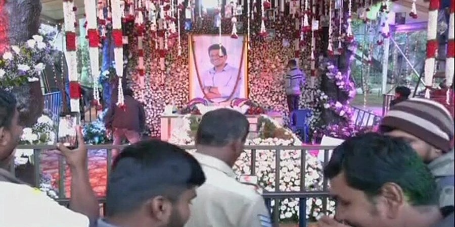 ಅಪ್ಪು ಮೊದಲ ವರ್ಷದ ಪುಣ್ಯತಿಥಿ: ಸಮಾಧಿಗೆ ಪೂಜೆ ಸಲ್ಲಿಸಿದ ದೊಡ್ಮನೆ ಕುಟುಂಬ 