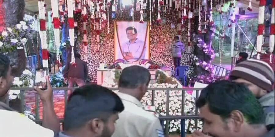 ಅಪ್ಪು ಮೊದಲ ವರ್ಷದ ಪುಣ್ಯತಿಥಿ: ಸಮಾಧಿಗೆ ಪೂಜೆ ಸಲ್ಲಿಸಿದ ದೊಡ್ಮನೆ ಕುಟುಂಬ 