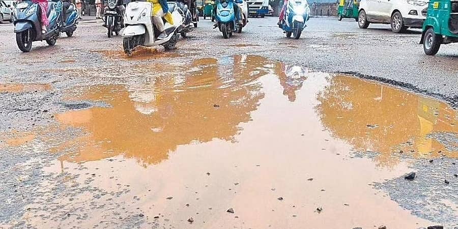 ಬೆಂಗಳೂರಿನ ರಸ್ತೆಗುಂಡಿಗೆ ಮತ್ತೊಂದು ಬಲಿ: ಗುಂಡಿ ತಪ್ಪಿಸಲು ಹೋಗಿ ಕಾರು ಪಲ್ಟಿ, ಬೈಕ್ ಸವಾರ ಸ್ಥಳದಲ್ಲೇ ಸಾವು