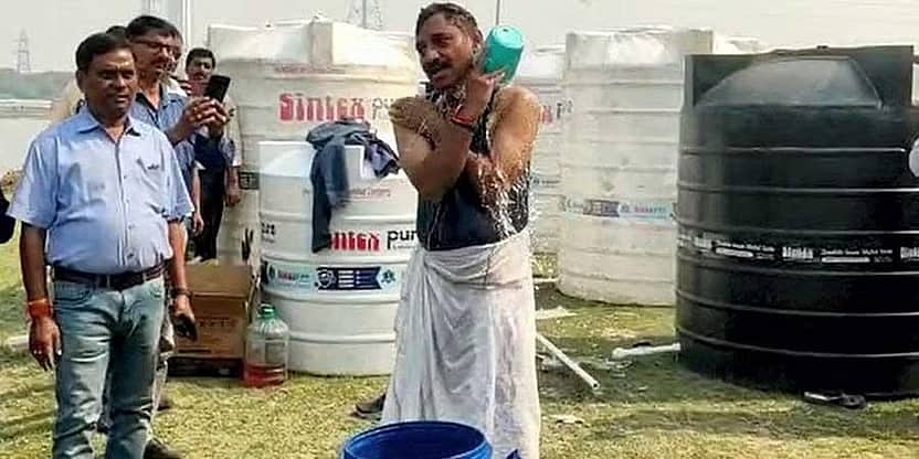 ಯಮುನಾ ನೀರು ಶುದ್ಧವಾಗಿದೆ ಎಂದು ನಿರೂಪಿಸಲು ಅದೇ ನೀರಿನಲ್ಲಿ ಸ್ನಾನ ಮಾಡಿದ ದೆಹಲಿ ಜಲಮಂಡಳಿ ನಿರ್ದೇಶಕ!