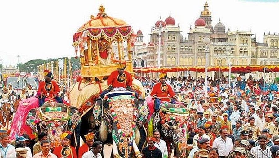 ಮೈಸೂರು ಅರಮನೆಯಲ್ಲಿ ಆಯುಧಪೂಜೆ ಸಡಗರ, ಜಂಬೂ ಸವಾರಿಗೆ ಭರದ ಸಿದ್ಧತೆ; ನಾಡಹಬ್ಬದ ಸಂಭ್ರಮಕ್ಕೆ ಸಜ್ಜಾದ ಸಾಂಸ್ಕೃತಿಕ ನಗರಿ