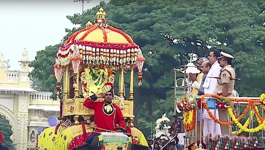 ಮೈಸೂರು ದಸರಾ: ಚಾಮುಂಡೇಶ್ವರಿ ದೇವಿಗೆ ಸಿಎಂ ಬೊಮ್ಮಾಯಿ ಪುಷ್ಪಾರ್ಚನೆ; ಜಂಬೂ ಸವಾರಿಗೆ ಚಾಲನೆ!