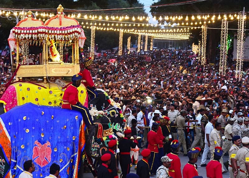 ಜಂಬೂಸವಾರಿಯನ್ನು ಅರಮನೆಯ ಹೊರಗಿನಿಂದ ವೀಕ್ಷಿಸಲು ಚಾಮರಾಜೇಂದ್ರ ವೃತ್ತ, ಕೆ.ಆರ್.ವೃತ್ತ, ಸಯ್ಯಾಜಿರಾವ್ ರಸ್ತೆಯಲ್ಲಿ ಸಾವಿರಾರು ಮಂದಿ ನೆರೆದಿದ್ದರು. ದೀಪಾಲಂಕಾರಕ್ಕೆಂದು ಅಳವಡಿಸಿದ್ದ ಕಂಬಗಳು, ಕಟೌಟ್ಗಳ ಮೇಲೂ ಅಪಾಯ ಲೆಕ್ಕಿಸದೆ ಕುಳಿತಿದ್ದರು.