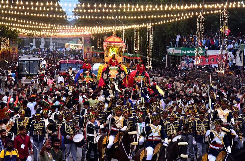 ಮೈಸೂರು ರಾಜವಂಶಸ್ಥ ಯದುವೀರ್ ಕೃಷ್ಣದತ್ತ ಚಾಮರಾಜ ಒಡೆಯರ್, ಜಿಲ್ಲಾ ಉಸ್ತುವಾರಿ ಸಚಿವ ಎಸ್.ಟಿ.ಸೋಮಶೇಖರ್, ಎಸ್.ಎ.ರಾಮದಾಸ್ , ಮೇಯರ್ ಶಿವಕುಮಾರ್ , ಜಿಲ್ಲಾಧಿಕಾರಿ ಬಗಾದಿ ಗೌತಮ್, ನಗರ ಪೊಲೀಸ್ ಆಯುಕ್ತ ಚಂದ್ರ ಗುಪ್ತ, ವೇದಿಕೆಯಲ್ಲಿದ್ದರು.