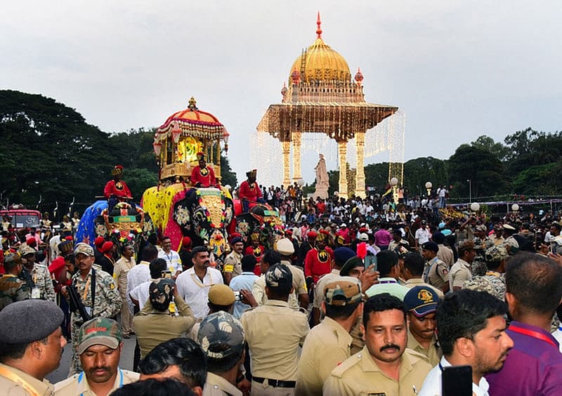 ಆಕರ್ಷಕವಾದ ಸ್ತಬ್ದ ಚಿತ್ರಗಳು, ಪೊಲೀಸ್ ಪಡೆ, ಅಶ್ವಾರೋಹಿ ಪಡೆಗಳೊಂದಿಗೆ, ಮಂಗಳವಾದ್ಯ, ವೀರಗಾಸೆ, ಕತ್ತಿ ವರಸೆ, ನಗಾರಿ, ಡೊಳ್ಳು, ಕಂಸಾಳೆ, ತಾಳಮದ್ದಲೆ, ಪಟ ಕುಣಿತ, ಗೊಂಬೆ ಕುಣಿತ ಸೇರಿದಂತೆ 53 ಜನಪದ ಕಲಾ ತಂಡಗಳ ನೂರಾರು ಕಲಾವಿದರು ನೃತ್ಯ–ನಡಿಗೆಯ ಮೂಲಕ ಕಲೆ–ಸಾಂಸ್ಕೃತಿಕ ವೈಭವವನ್ನು ಸೃಷ್ಟಿಸಿ ಮೆರವಣಿಗೆಗ