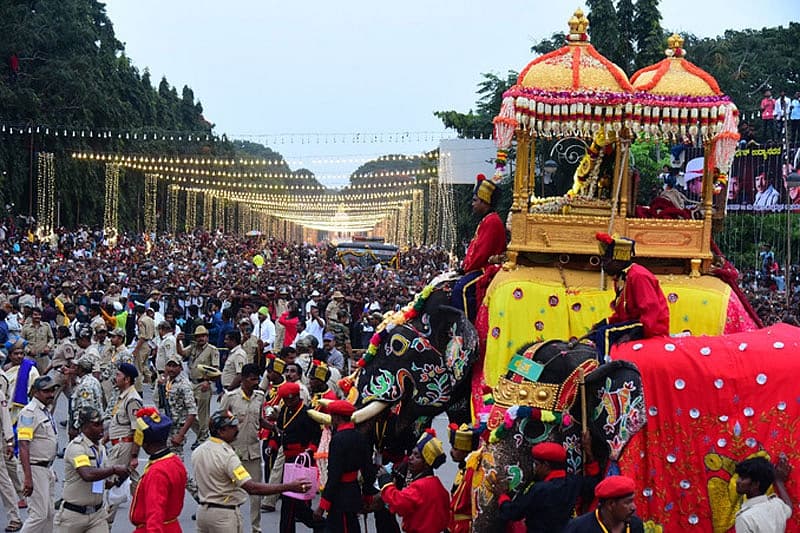 ಈ ಬಾರಿ ವಿಶೇಷವಾಗಿ ನಟ ದಿ. ಪುನೀತ್ ರಾಜಕುಮಾರ್ ಭಾವಚಿತ್ರ ಇರುವ ಸ್ತಬ್ಧಚಿತ್ರ ಸೇರಿದೆ.