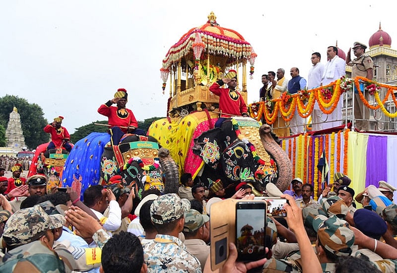 ಮೈಸೂರು ದಸರಾ: ವಿಶ್ವವಿಖ್ಯಾತ ಜಂಬೂಸವಾರಿಗೆ ಲಕ್ಷಾಂತರ ಮಂದಿ ಸಾಕ್ಷಿ, ಜೈಕಾರ, ಘೋಷಣೆಗಳೊಂದಿಗೆ ತಾಯಿ ಚಾಮುಂಡೇಶ್ವರಿಗೆ ನಮನ