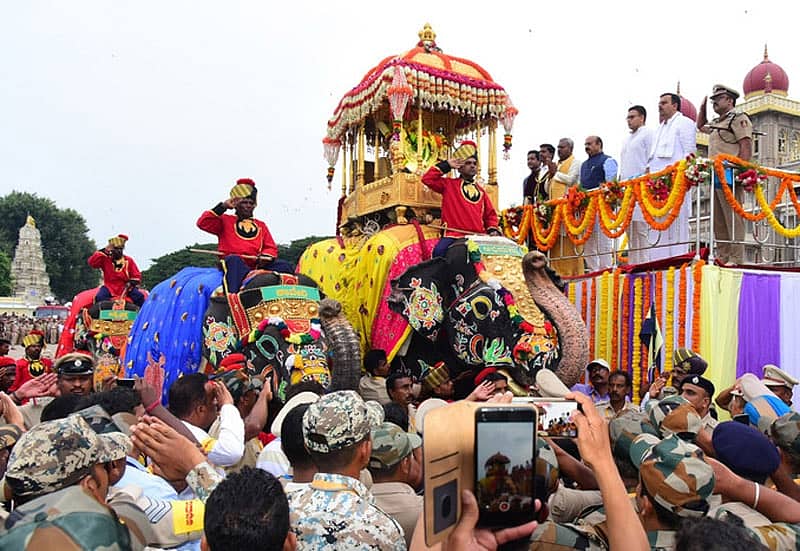 ಮೈಸೂರು ದಸರಾ: ವಿಶ್ವವಿಖ್ಯಾತ ಜಂಬೂಸವಾರಿಗೆ ಲಕ್ಷಾಂತರ ಮಂದಿ ಸಾಕ್ಷಿ, ಜೈಕಾರ, ಘೋಷಣೆಗಳೊಂದಿಗೆ ತಾಯಿ ಚಾಮುಂಡೇಶ್ವರಿಗೆ ನಮನ