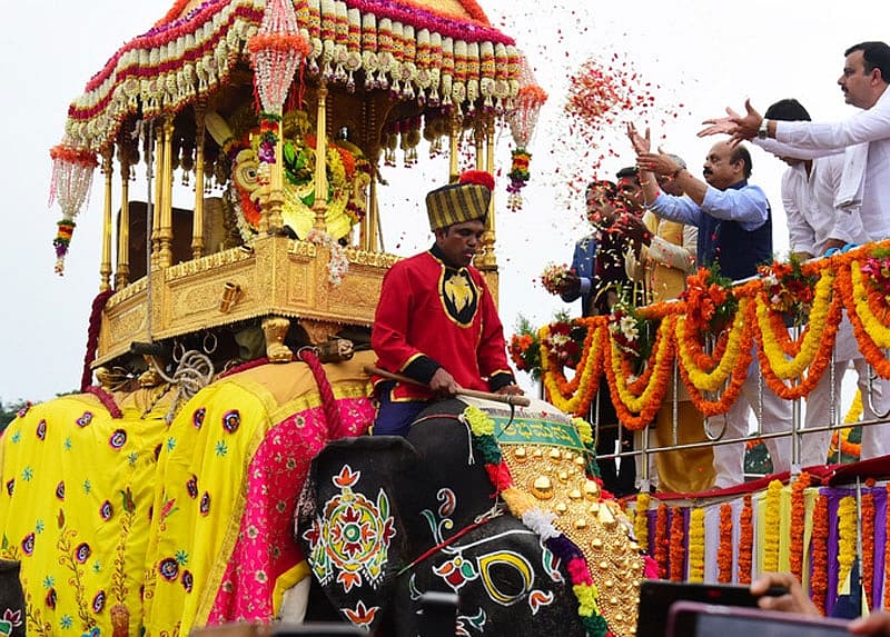 ಬುಧವಾರ ಸಂಜೆ 5.37ಕ್ಕೆ ಅರಮನೆ ಆವರಣದಲ್ಲಿ ಚಾಲನೆ ದೊರಕಿದ ಬಳಿಕ ಜಂಬೂಸವಾರಿ ರಾಜಪಥವನ್ನು ಪ್ರವೇಶಿಸಿದಾಗ ಜನರ ಹರ್ಷೋದ್ಗಾರ ಮುಗಿಲು ಮುಟ್ಟಿತು.