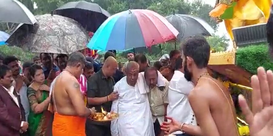 ಮಳೆ ನಡುವೆಯೇ ಜೆಡಿಎಸ್ ಪಂಚರತ್ನ ರಥಯಾತ್ರೆಗೆ ದೇವೇಗೌಡ ಚಾಲನೆ