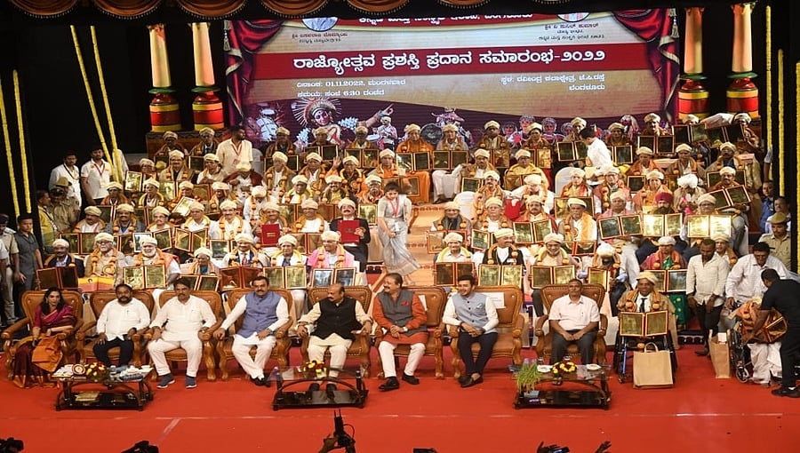 ಅದ್ಧೂರಿ ಸಮಾರಂಭದಲ್ಲಿ ರಾಜ್ಯದ 67 ಸಾಧಕರಿಗೆ ರಾಜ್ಯೋತ್ಸವ ಪ್ರಶಸ್ತಿ ಪ್ರದಾನ!